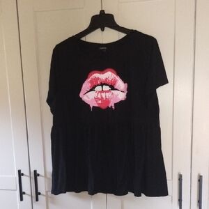 torrid Black Short-Sleeve Peplum Tee with Pink Lip Print